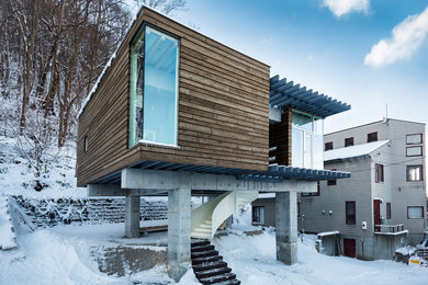 Diseño de fachada marrón contemporánea con revestimiento de madera