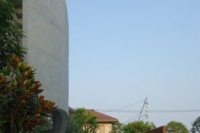 Modelo de fachada de casa blanca moderna de dos plantas con revestimientos combinados y tejado plano