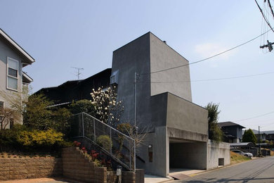Imagen de fachada de casa gris minimalista de dos plantas