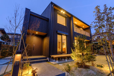 Стильный дизайн: двухэтажный, деревянный, черный частный загородный дом среднего размера в стиле модернизм с односкатной крышей и металлической крышей - последний тренд
