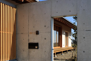 Design ideas for a world-inspired house exterior in Tokyo.