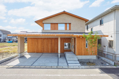Diseño de fachada de casa multicolor asiática de dos plantas con revestimientos combinados, tejado a dos aguas y tejado de metal