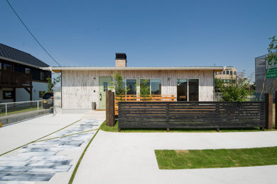 Diseño de fachada de casa blanca campestre de tamaño medio de una planta con revestimiento de madera, tejado de un solo tendido y tejado de metal