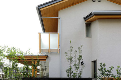 Diseño de fachada de casa moderna de dos plantas con tejado a dos aguas y tejado de metal