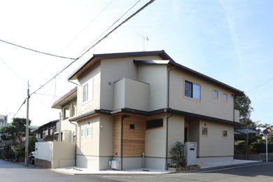 京都にあるカントリー風のおしゃれなベージュの家の写真