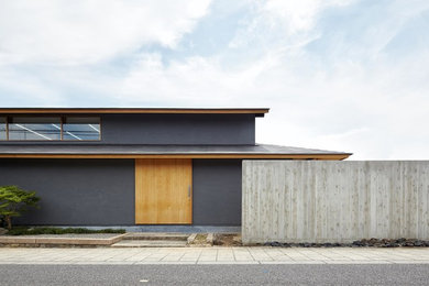 Design ideas for a world-inspired house exterior in Kyoto.