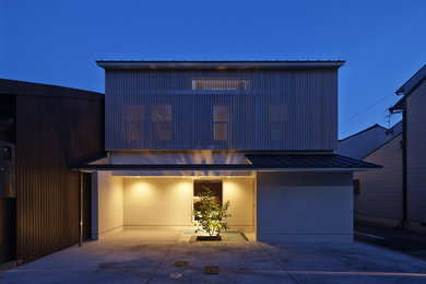 На фото: двухэтажный, белый частный загородный дом в стиле модернизм с металлической крышей с