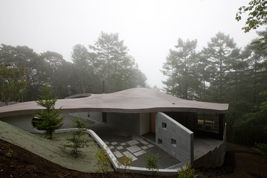 Foto de fachada de casa beige contemporánea extra grande de dos plantas con revestimiento de hormigón y tejado de un solo tendido