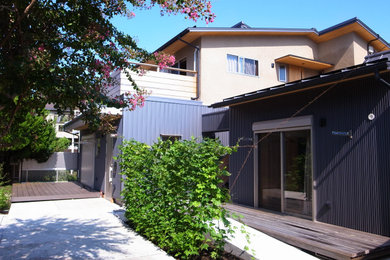 Ejemplo de fachada de casa beige grande de dos plantas con tejado a dos aguas y tejado de metal