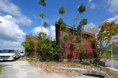 Diseño de fachada roja urbana de una planta con tejado de un solo tendido y tejado de metal