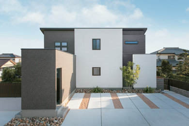 Modelo de fachada de casa blanca minimalista de tamaño medio de dos plantas con revestimientos combinados, tejado de un solo tendido y tejado de varios materiales