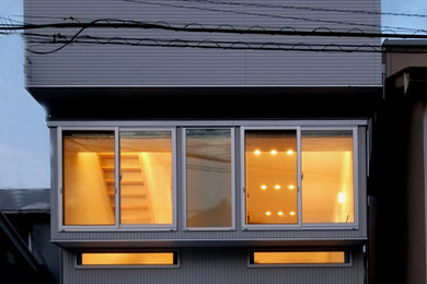 大阪にある小さなモダンスタイルのおしゃれな家の外観 (混合材サイディング) の写真