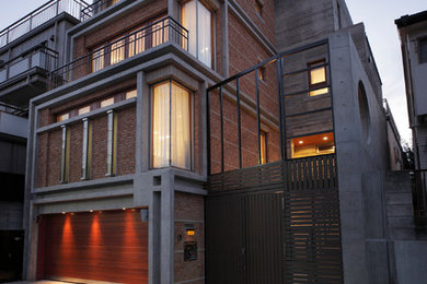 Idée de décoration pour une façade de maison multicolore minimaliste à deux étages et plus avec un toit plat.