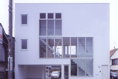 Modelo de fachada de casa blanca moderna con revestimientos combinados