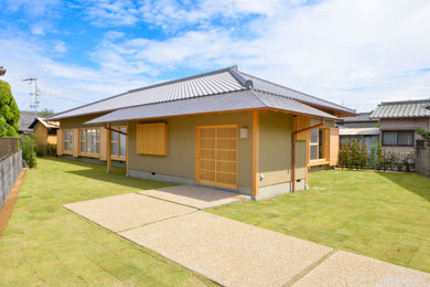 Ejemplo de fachada de casa gris asiática de tamaño medio de una planta con tejado de teja de barro