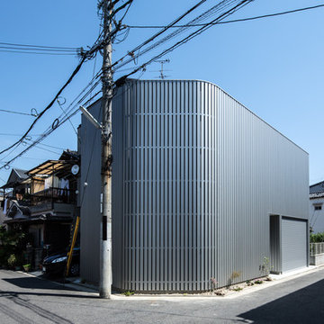 鳳の家 光も風も入るシルバーの壁 House in Otori