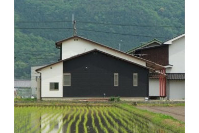 Cette image montre une façade de maison asiatique.