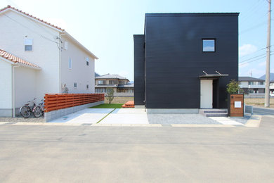 Diseño de fachada negra pequeña de dos plantas con revestimiento de metal y tejado de un solo tendido