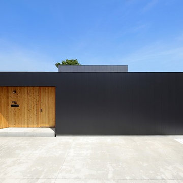 黒い箱の中に木のぬくもりある外壁が印象的なエントランス