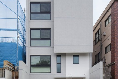 Imagen de fachada de casa gris retro de tres plantas