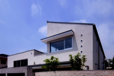 Foto de fachada de casa blanca y negra minimalista de dos plantas con revestimientos combinados, tejado de un solo tendido y tejado de metal