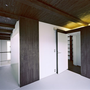 Foto de dormitorio minimalista, sin chimenea, con paredes blancas, suelo de linóleo y suelo gris