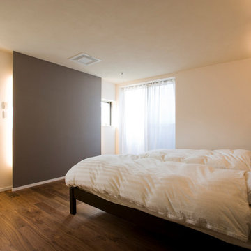 2階の寝室です。 ふかした壁に間接照明をつけています。 壁は舎コール系を選択し、落ち着いた雰囲気に仕上げています。