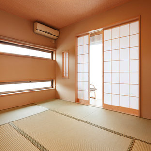 Imagen de dormitorio principal, asiático, de tamaño medio, sin chimenea, con paredes marrones y tatami
