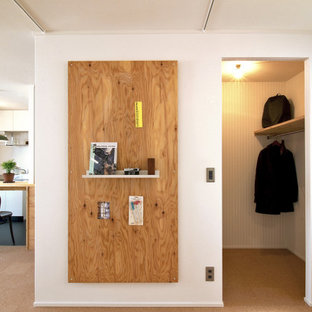 Immagine di una camera matrimoniale nordica con pareti bianche, pavimento in sughero, pavimento marrone e soffitto in carta da parati