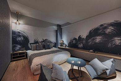 Imagen de habitación de invitados minimalista grande sin chimenea con paredes grises, suelo de madera clara, suelo marrón, papel pintado y papel pintado