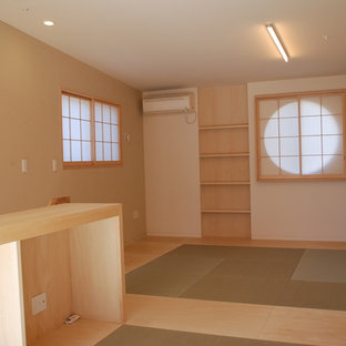 Modelo de dormitorio principal, asiático, pequeño, con paredes blancas, tatami y suelo beige