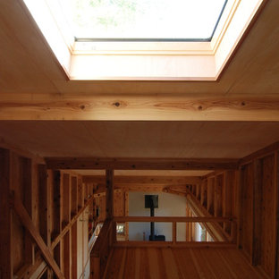 Diseño de dormitorio tipo loft, rural, pequeño, con suelo de contrachapado