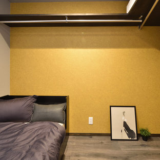 Diseño de dormitorio minimalista, pequeño, con paredes amarillas, suelo de madera pintada y suelo gris