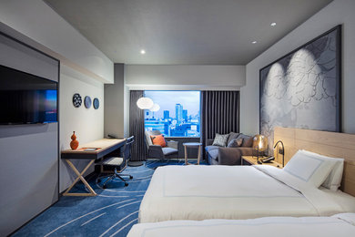 大阪にある巨大な北欧スタイルのおしゃれな客用寝室 (白い壁、カーペット敷き、暖炉なし、青い床、クロスの天井、壁紙) のレイアウト