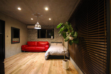 横浜にある中くらいなトランジショナルスタイルのおしゃれな主寝室 (グレーの壁、ラミネートの床、暖炉なし、ベージュの床)