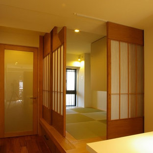 Modelo de dormitorio principal, moderno, con paredes blancas, tatami y suelo beige