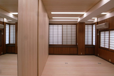 Modelo de dormitorio principal moderno con paredes multicolor y suelo de madera clara