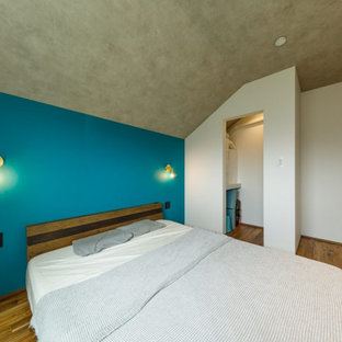 Diseño de dormitorio principal, papel pintado y papel pintado, urbano, de tamaño medio, papel pintado, con paredes multicolor, suelo de madera en tonos medios, suelo marrón, papel pintado y papel pintado