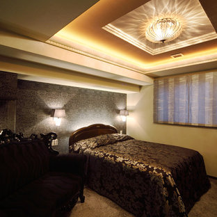 Inspiration for a mid-sized victorian master bedroom in Yokohama with grey walls, carpet and brown floor.