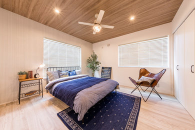 Ejemplo de dormitorio bohemio con paredes blancas, suelo de madera clara y suelo beige
