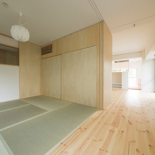 Foto de dormitorio principal, moderno, de tamaño medio, con paredes beige y tatami