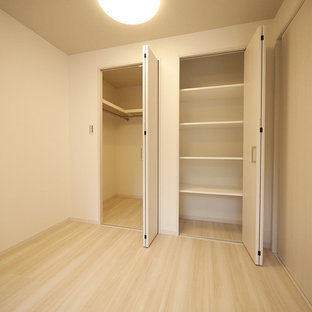 Imagen de dormitorio principal, nórdico, con paredes blancas, suelo de contrachapado y suelo beige