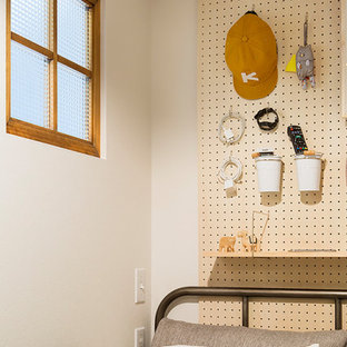 Modelo de dormitorio principal, industrial, pequeño, sin chimenea, con paredes blancas, suelo de contrachapado y suelo marrón