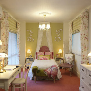 Imagen de dormitorio principal, tradicional, con paredes blancas, moqueta y suelo rosa