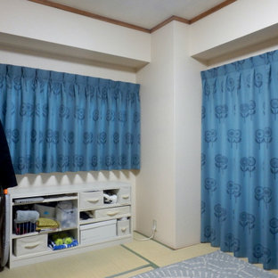 Imagen de dormitorio principal, escandinavo, pequeño, sin chimenea, con paredes blancas, tatami y suelo verde