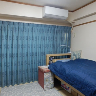 Modelo de dormitorio principal, escandinavo, pequeño, sin chimenea, con paredes blancas, tatami y suelo verde