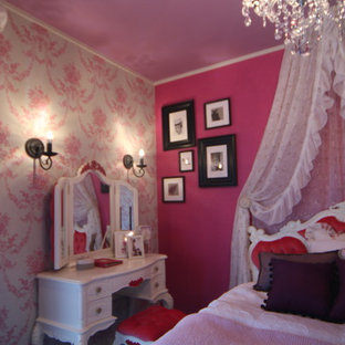 Diseño de dormitorio tradicional, de tamaño medio, sin chimenea, con paredes rosas, suelo de contrachapado y suelo marrón