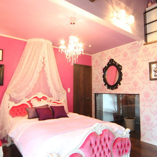Diseño de dormitorio principal, clásico, de tamaño medio, sin chimenea, con paredes rosas, suelo de contrachapado y suelo marrón