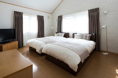 横浜にあるコンテンポラリースタイルのおしゃれな主寝室 (白い壁、合板フローリング、暖炉なし、茶色い床、クロスの天井) のインテリア