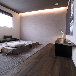 Diseño de dormitorio principal, minimalista, pequeño, sin chimenea, con paredes grises, suelo de madera oscura y suelo verde